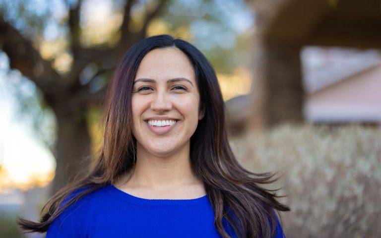 Témoignage de réussite : Découvrez le sourire radieux d'une personne après avoir suivi avec succès notre cure de sommeil.